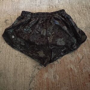 Lululemon Hotty Hot Shorts 2.5 inch